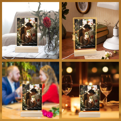 Personalisierter LED Bilderrahmen mit Foto, Holzständer und LED Sockel